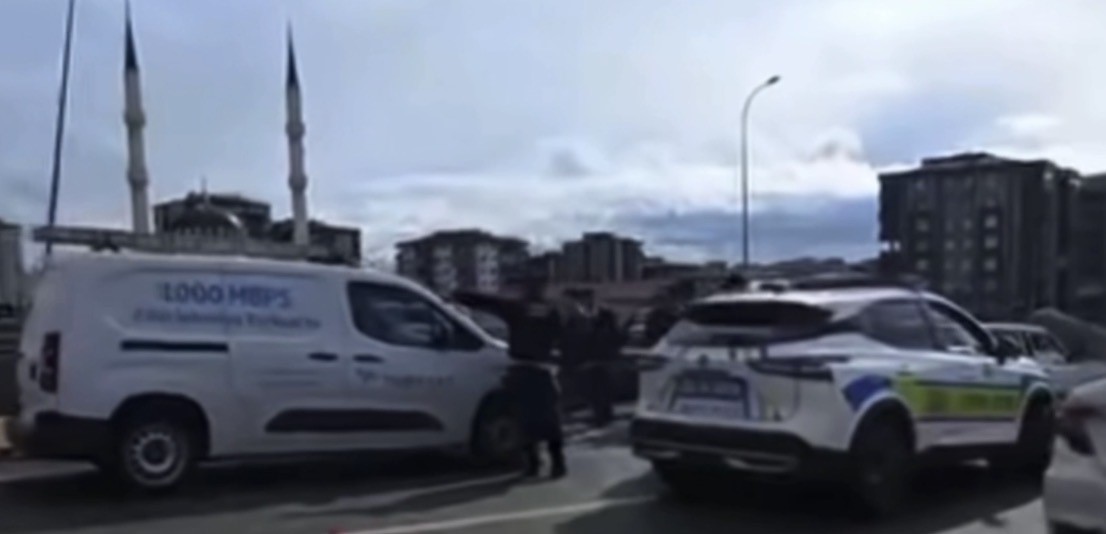kontrolden cikan arac onundeki 4 araca carpti o anlar kamerada 2 LrR1MCcO