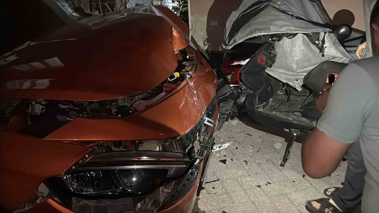 kontrolden cikan arac park halindeki motosiklet ve arabaya carpti o anlar kamerada 0 A8FTlhg9