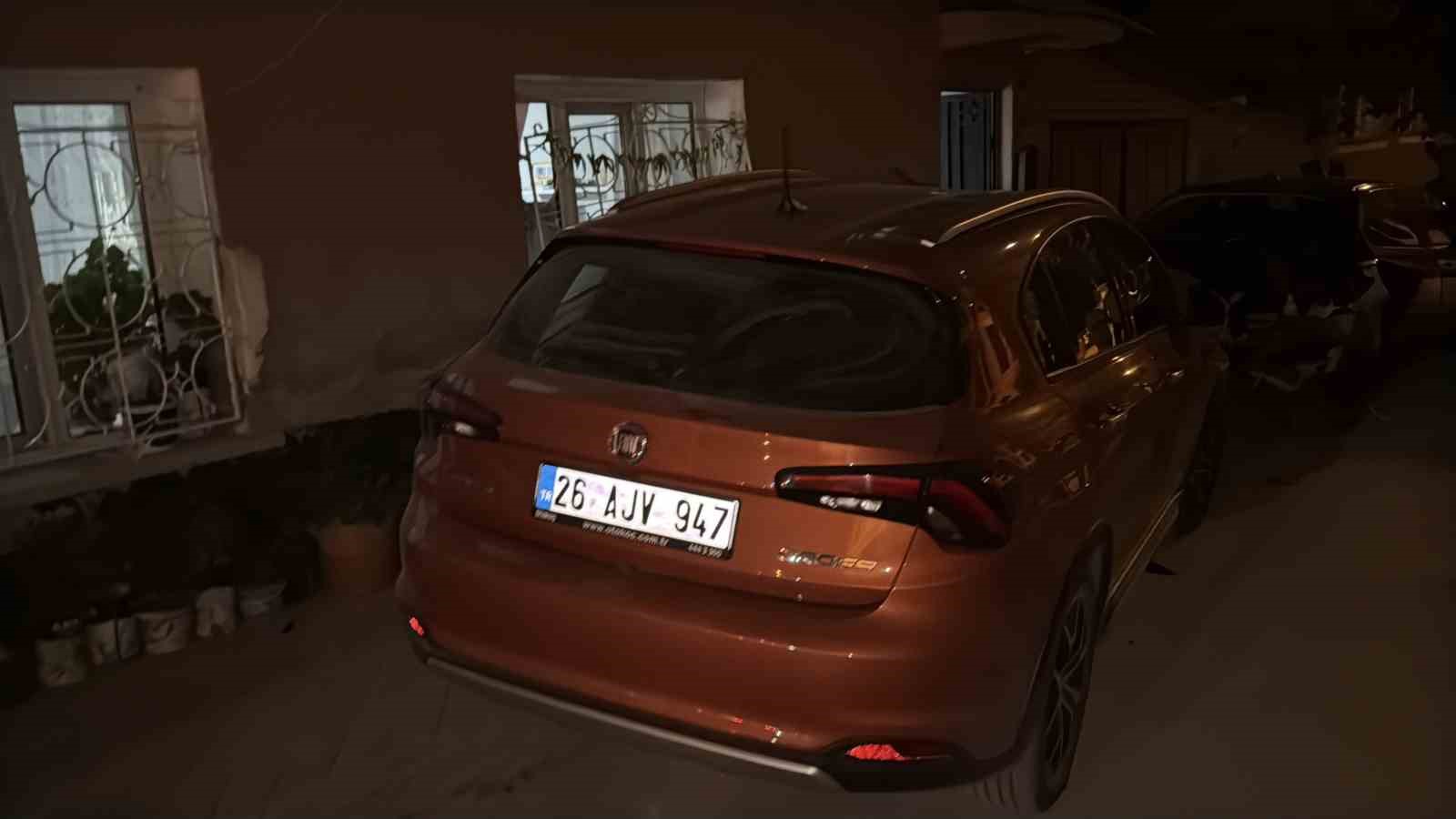 kontrolden cikan arac park halindeki motosiklet ve arabaya carpti o anlar kamerada 2 KGMGzQGA