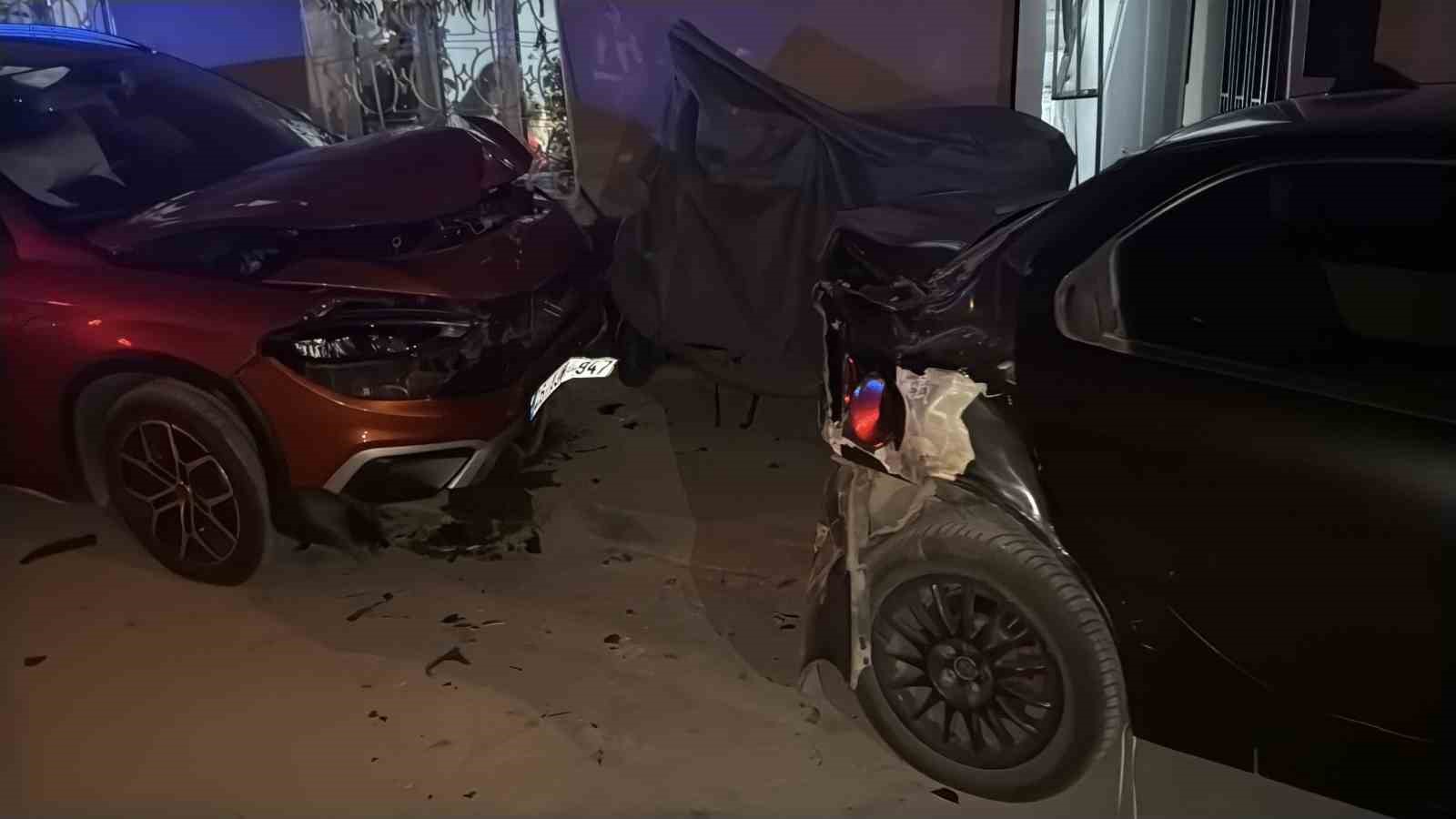 kontrolden cikan arac park halindeki motosiklet ve arabaya carpti o anlar kamerada 3 EEUhatJJ