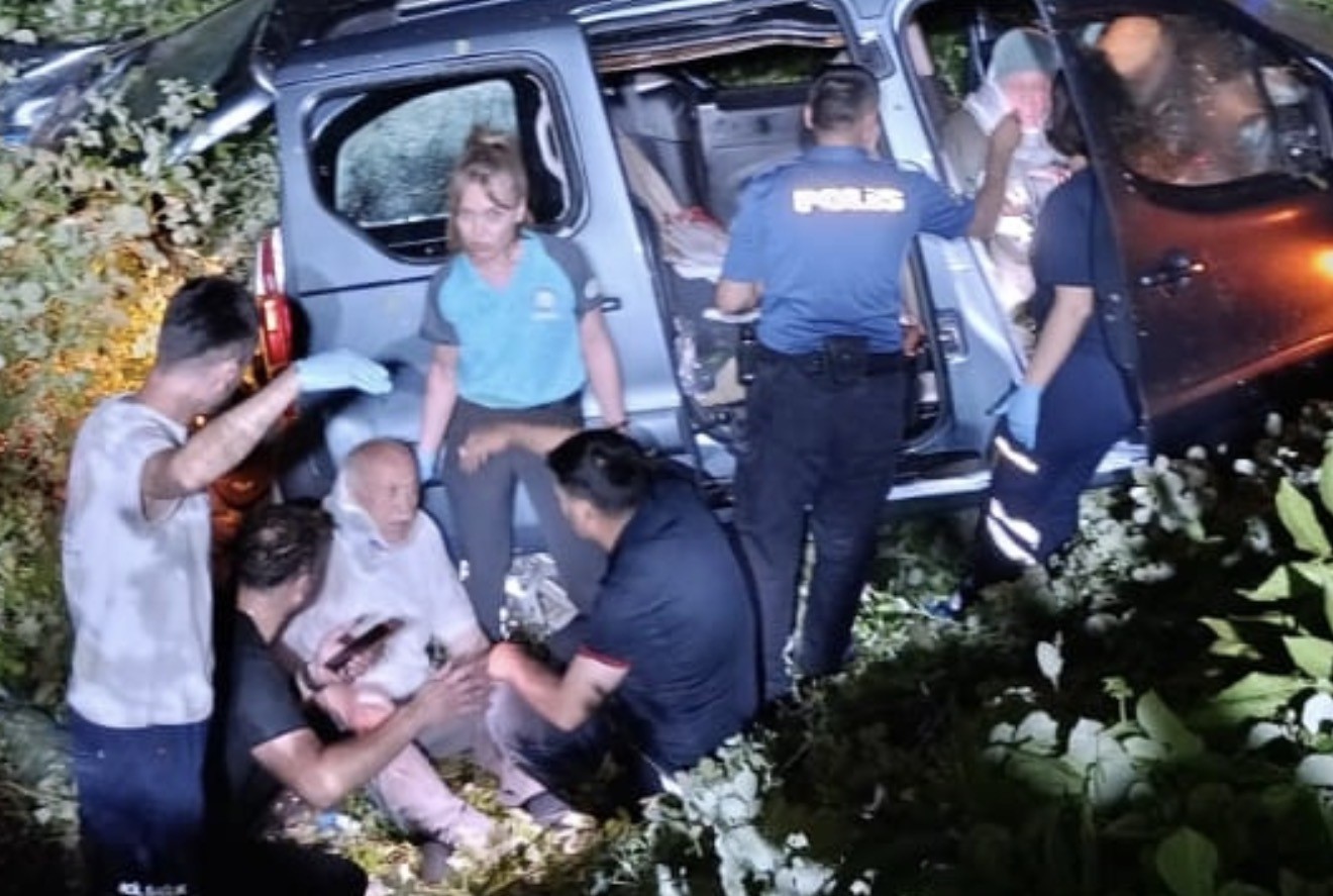 Kontrolden çıkan araç şarampole yuvarlandı: 2 yaralı 4 kontrolden cikan arac sarampole yuvarlandi 2 yarali 0 WYyLXPMQ