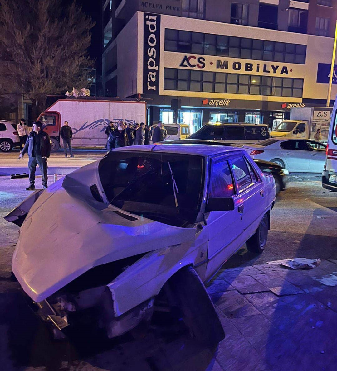 kontrolden cikan arac ters yola girdi otomobil ile kafa kafaya carpisti 1 7UTtaLzf