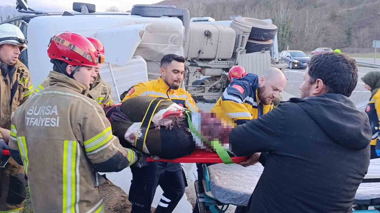 kontrolden cikan beton tankeri devrildi surucu agir yarali 0 Zjspb5yG