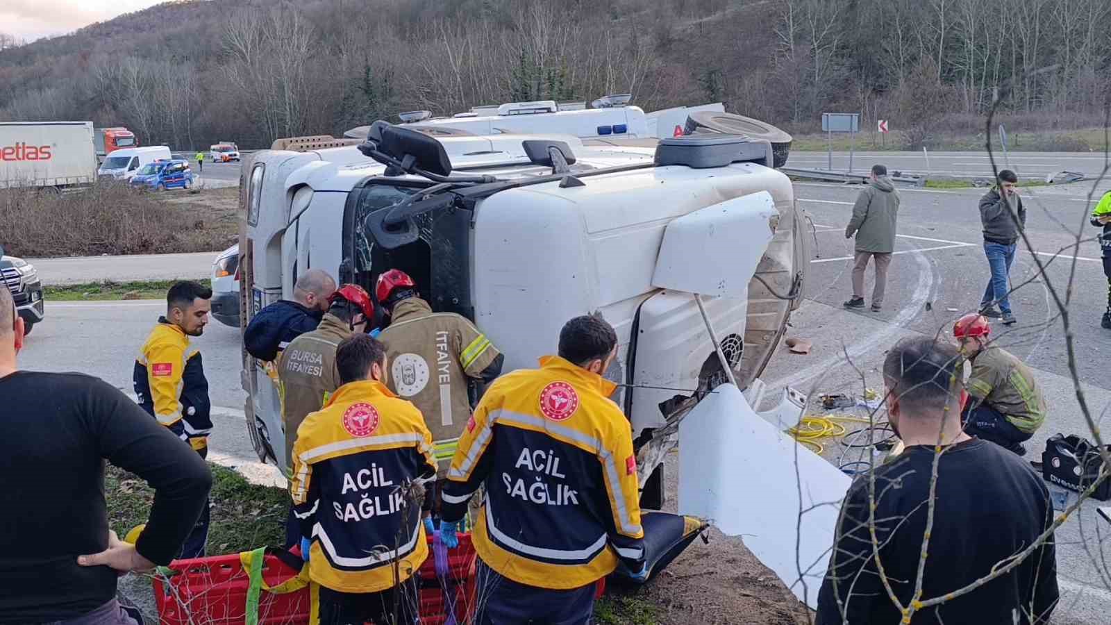 kontrolden cikan beton tankeri devrildi surucu agir yarali 1 PdLKhrwe