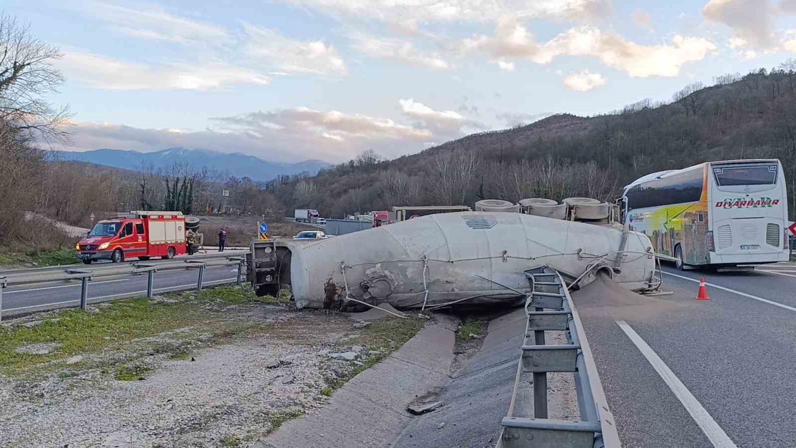 kontrolden cikan beton tankeri devrildi surucu agir yarali 2 qAFuFFWP