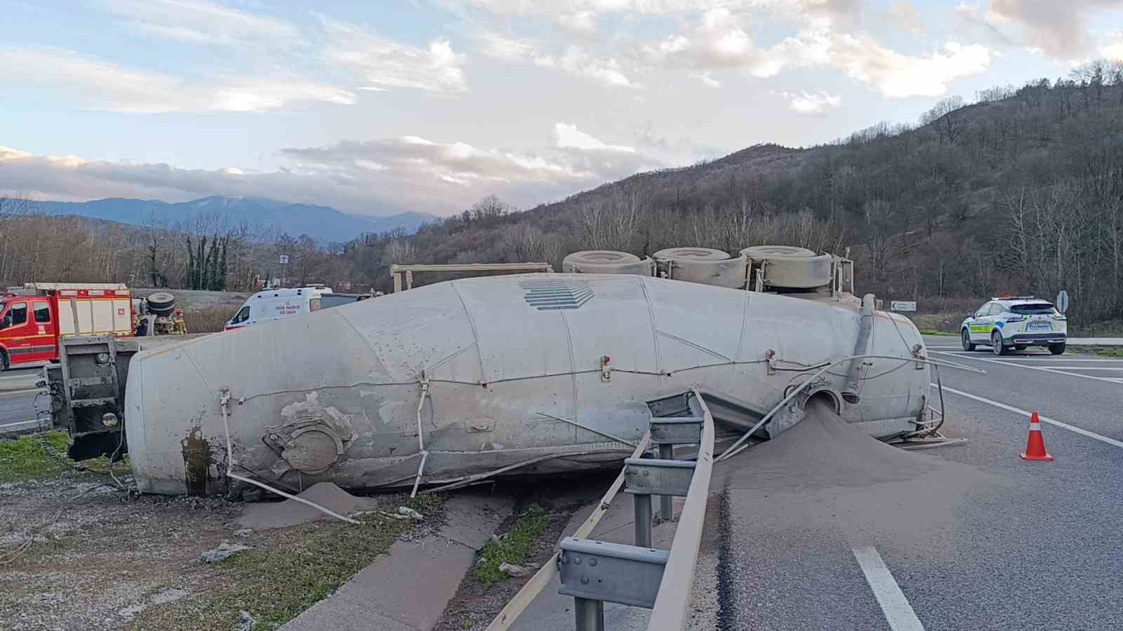 kontrolden cikan beton tankeri devrildi surucu agir yarali 4 4AnGhSFO