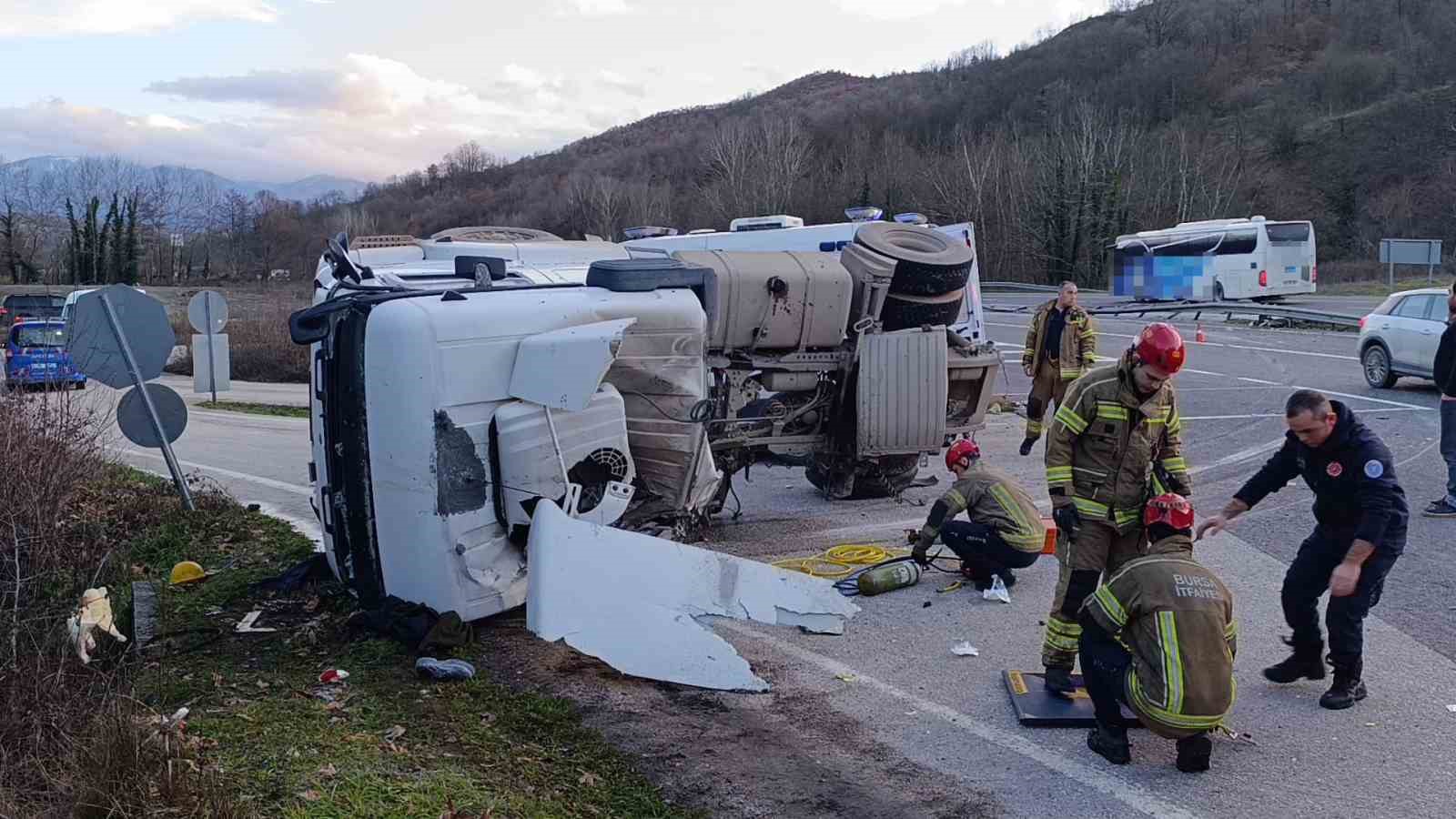 kontrolden cikan beton tankeri devrildi surucu agir yarali 5 HyKVcKAZ