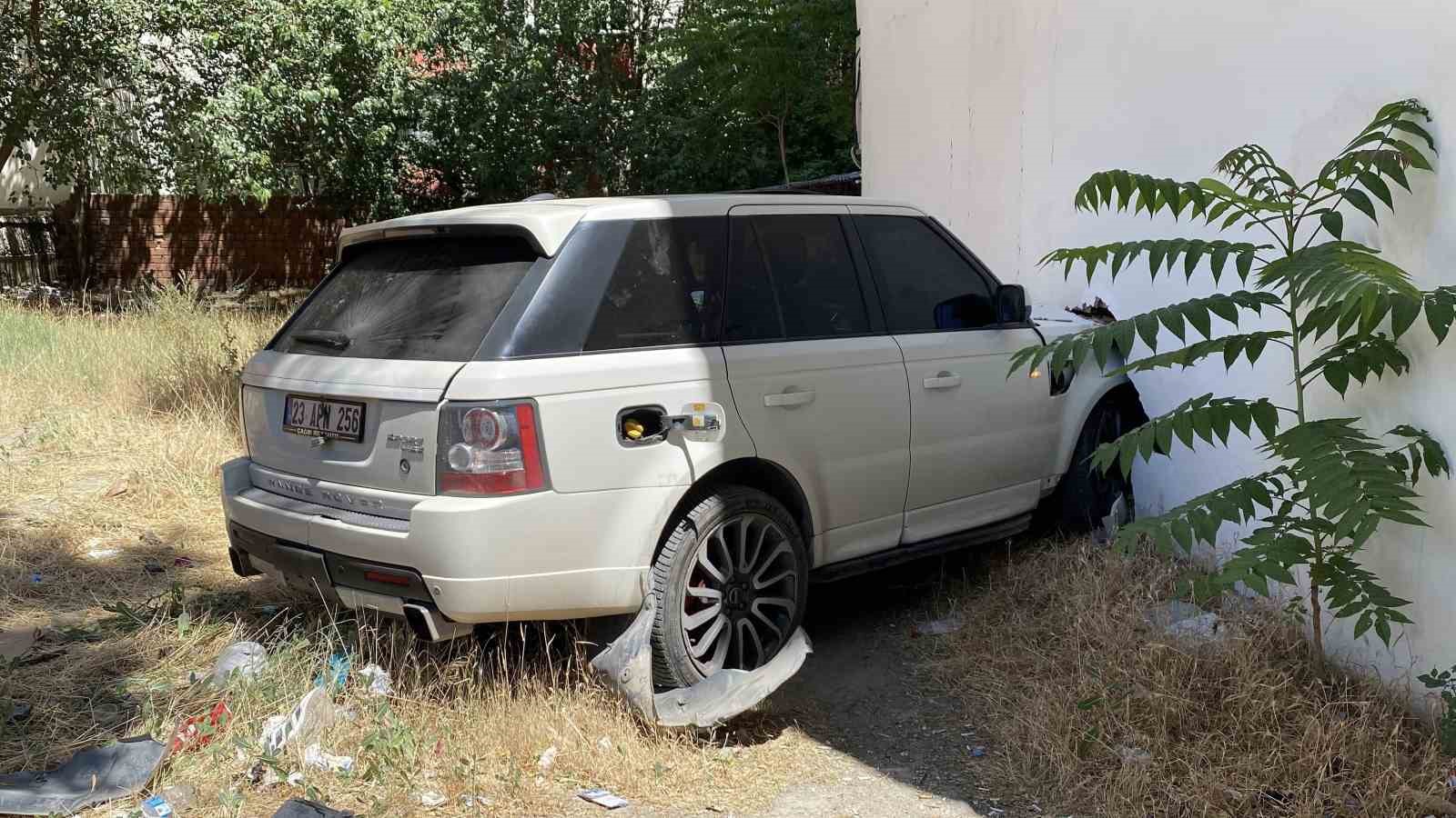 Kontrolden çıkan cip, kaldırımda yürüyen vatandaşa çarptı: 1’i ağır 2 yaralı 4 kontrolden cikan cip kaldirimda yuruyen vatandasa carpti 1i agir 2 yarali 0 1ZJb5gu6