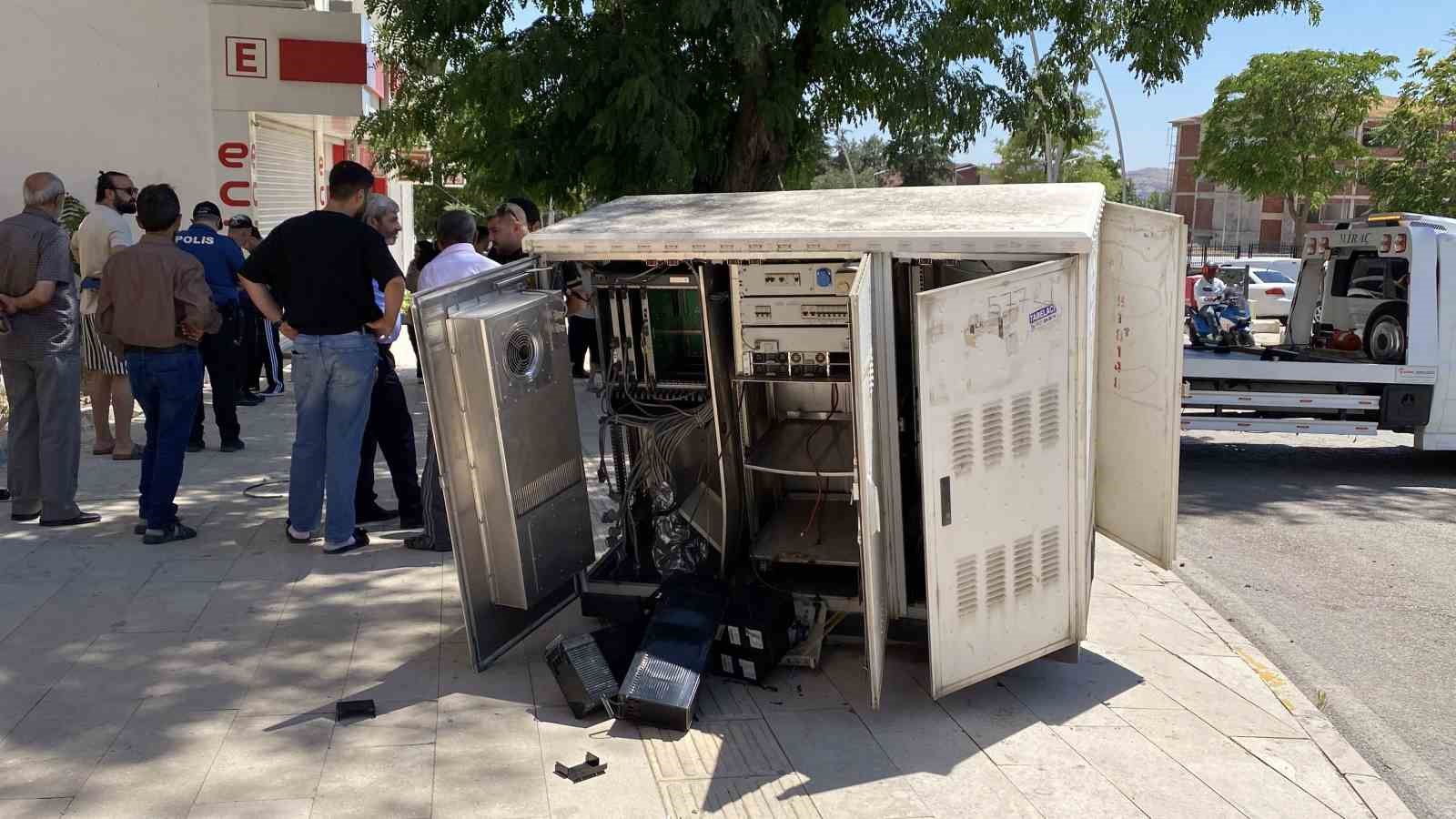 Kontrolden çıkan cip, kaldırımda yürüyen vatandaşa çarptı: 1’i ağır 2 yaralı 5 kontrolden cikan cip kaldirimda yuruyen vatandasa carpti 1i agir 2 yarali 1 O5RZifIE