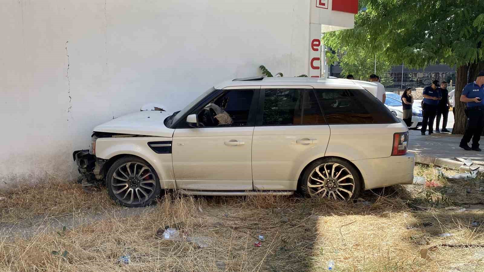 Kontrolden çıkan cip, kaldırımda yürüyen vatandaşa çarptı: 1’i ağır 2 yaralı 6 kontrolden cikan cip kaldirimda yuruyen vatandasa carpti 1i agir 2 yarali 2 54iFYTit
