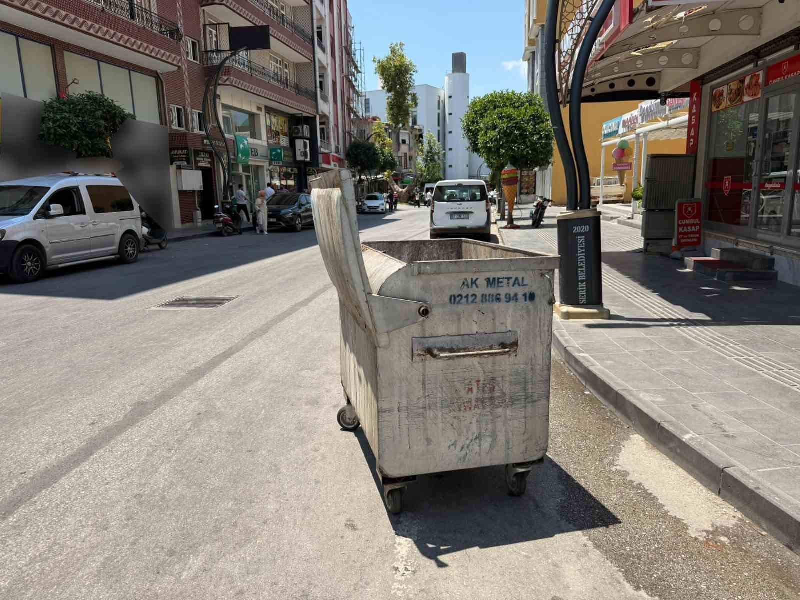Kontrolden çıkan çöp konteyneri caddeye dalıp araca çarptı: O anlar kamerada 4 kontrolden cikan cop konteyneri caddeye dalip araca carpti o anlar kamerada 0 DJkzXul7