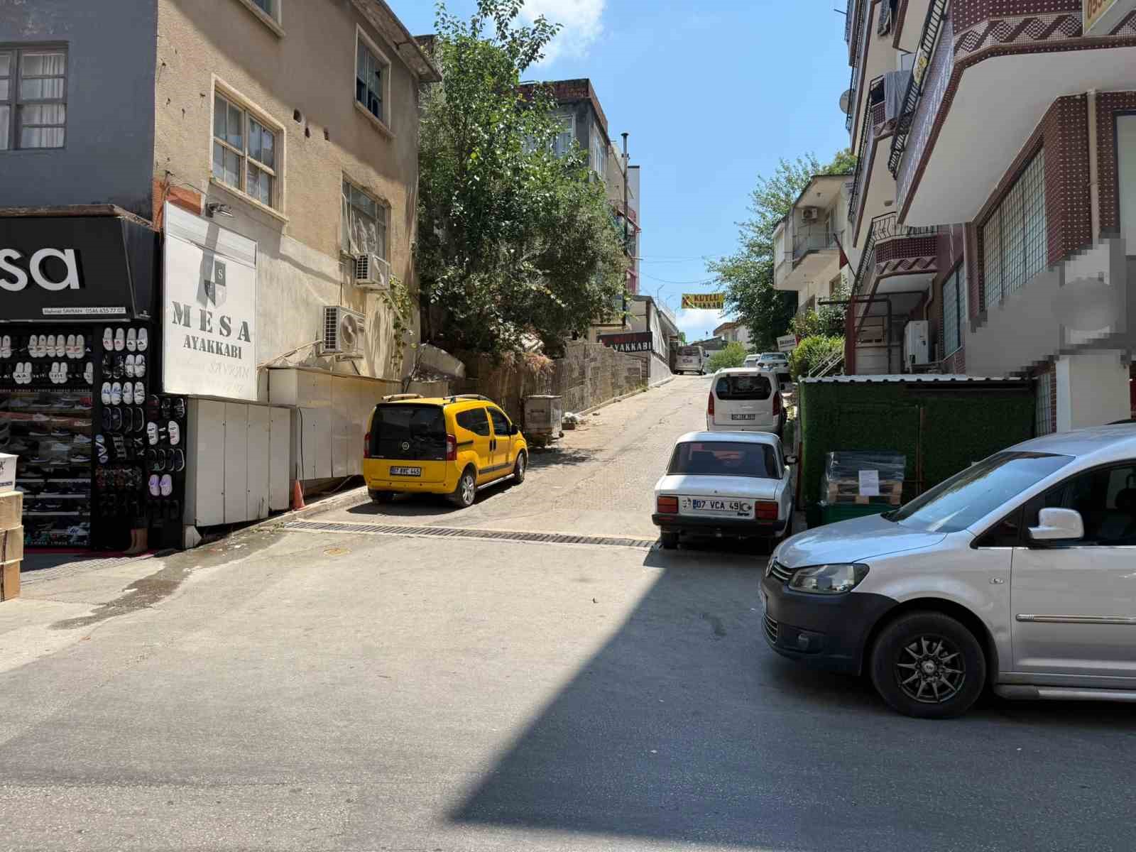 Kontrolden çıkan çöp konteyneri caddeye dalıp araca çarptı: O anlar kamerada 7 kontrolden cikan cop konteyneri caddeye dalip araca carpti o anlar kamerada 3 5QNqXBcF