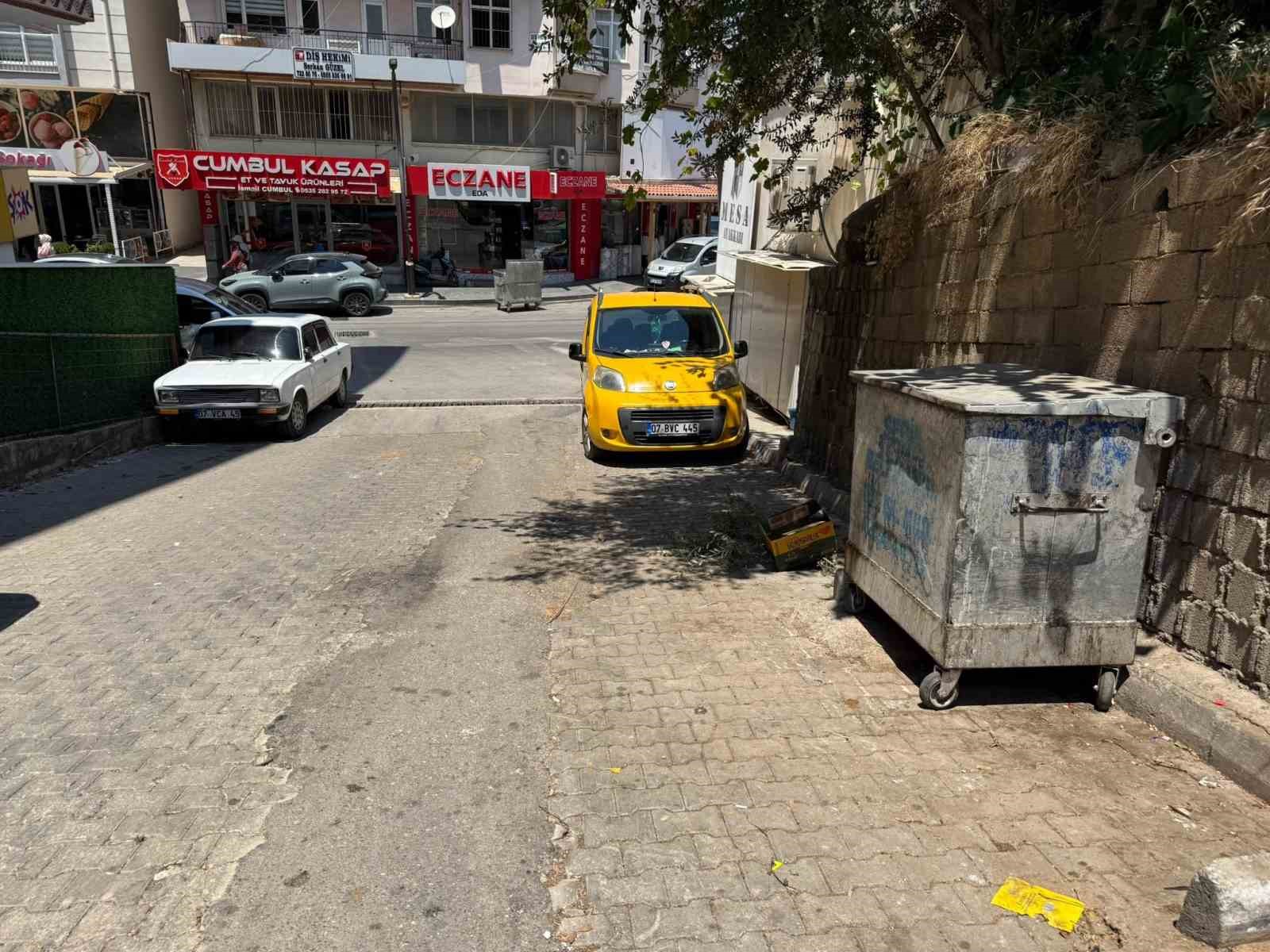 Kontrolden çıkan çöp konteyneri caddeye dalıp araca çarptı: O anlar kamerada 8 kontrolden cikan cop konteyneri caddeye dalip araca carpti o anlar kamerada 4 D93W7RKl