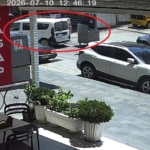kontrolden-cikan-cop-konteyneri-caddeye-dalip-araca-carpti-o-anlar-kamerada-7MOmMULh.jpg