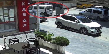 kontrolden-cikan-cop-konteyneri-caddeye-dalip-araca-carpti-o-anlar-kamerada-7MOmMULh.jpg