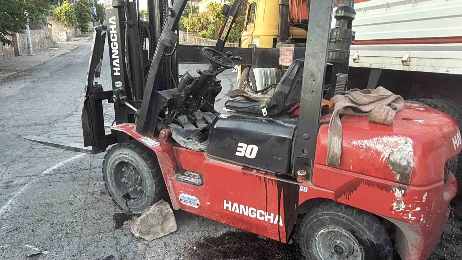 kontrolden cikan forklift yan yatti 1 yarali 0 HjGQJ8Lp