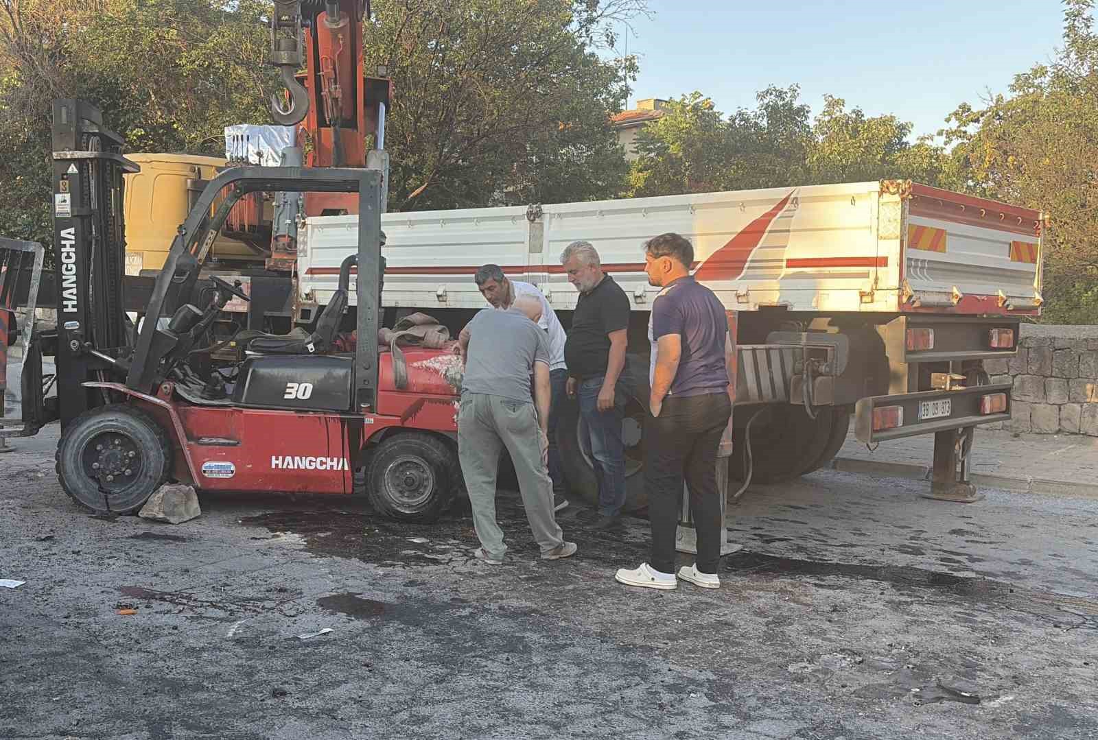 kontrolden cikan forklift yan yatti 1 yarali 3 8t8Eac9Z