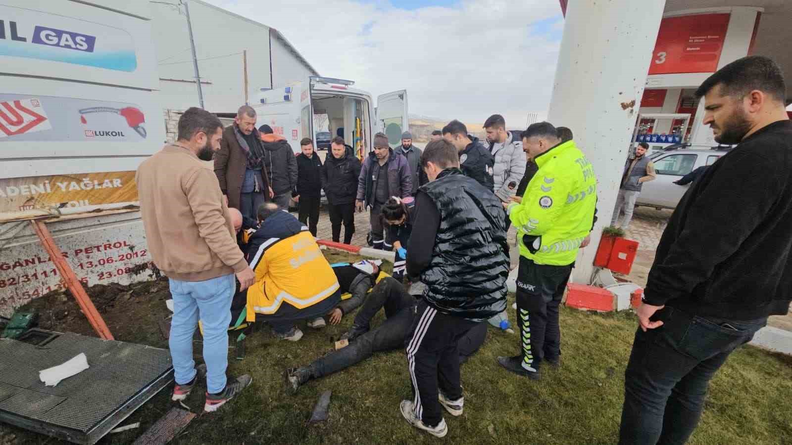 kontrolden cikan hafif ticari arac akaryakit istasyonuna daldi 2 yarali 0 UQesJmb1