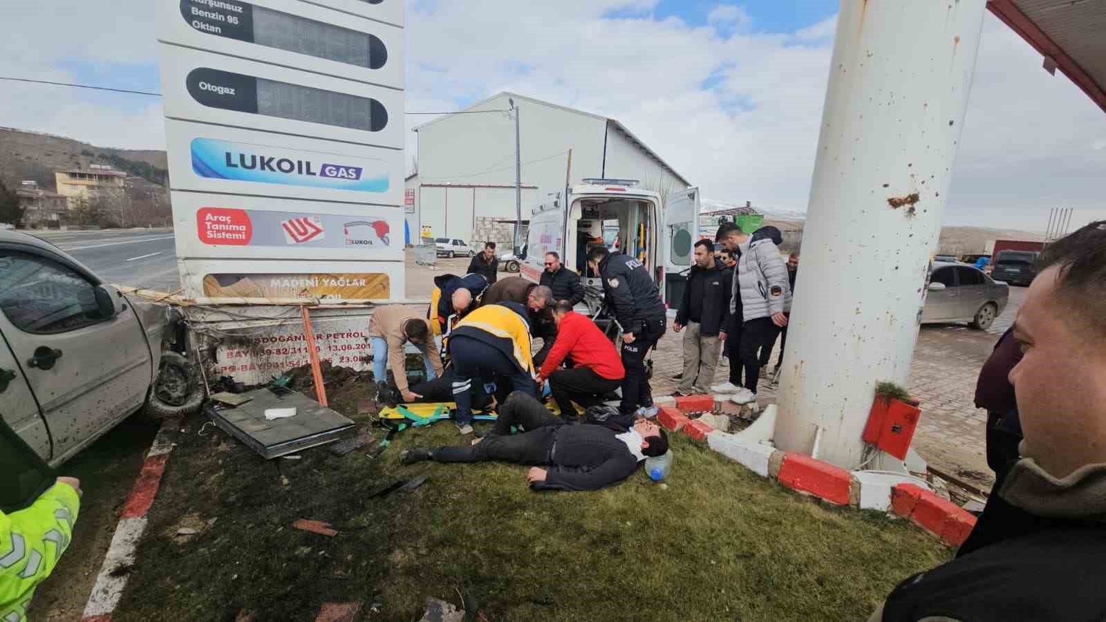 kontrolden cikan hafif ticari arac akaryakit istasyonuna daldi 2 yarali 1 VkdlsfvC