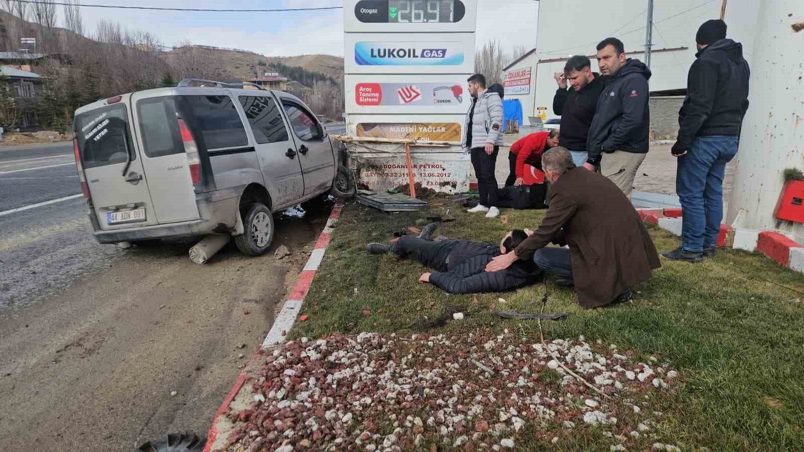 kontrolden cikan hafif ticari arac akaryakit istasyonuna daldi 2 yarali 3 yHAl6Ihd