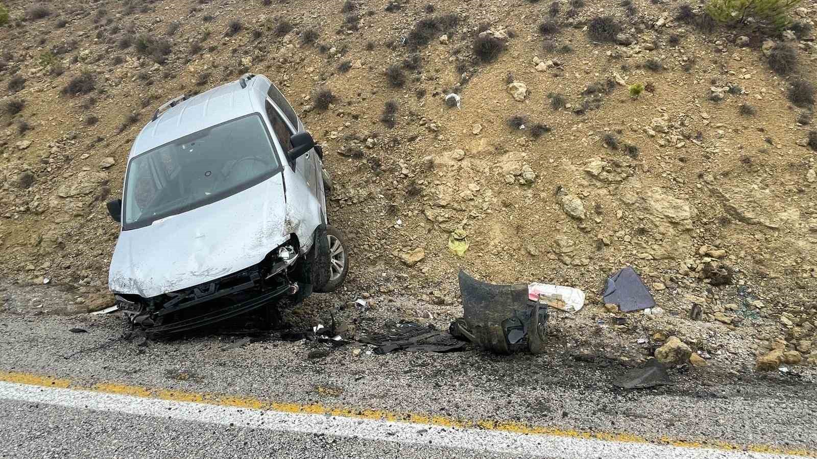 Kontrolden çıkan hafif ticari araç şarampole savruldu: 1 yaralı 4 kontrolden cikan hafif ticari arac sarampole savruldu 1 yarali 0 Sy939w4U
