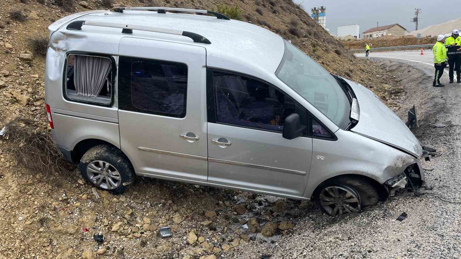 Kontrolden çıkan hafif ticari araç şarampole savruldu: 1 yaralı 5 kontrolden cikan hafif ticari arac sarampole savruldu 1 yarali 1 ZJCb8Qb1