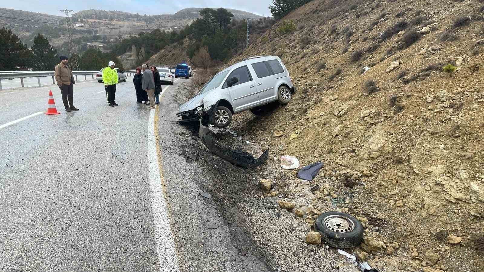 Kontrolden çıkan hafif ticari araç şarampole savruldu: 1 yaralı 6 kontrolden cikan hafif ticari arac sarampole savruldu 1 yarali 2 PVOAYGaW