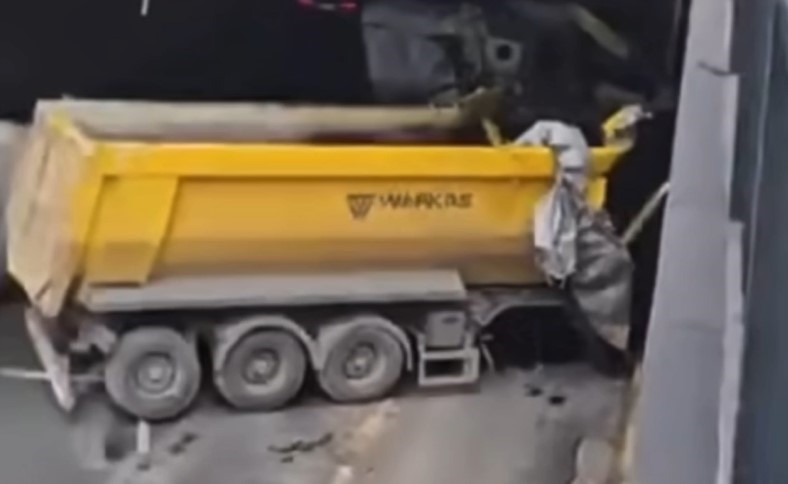 kontrolden cikan hafriyat kamyonu baska bir araca ve alt gecide carpti 1 Wwpj7Xde