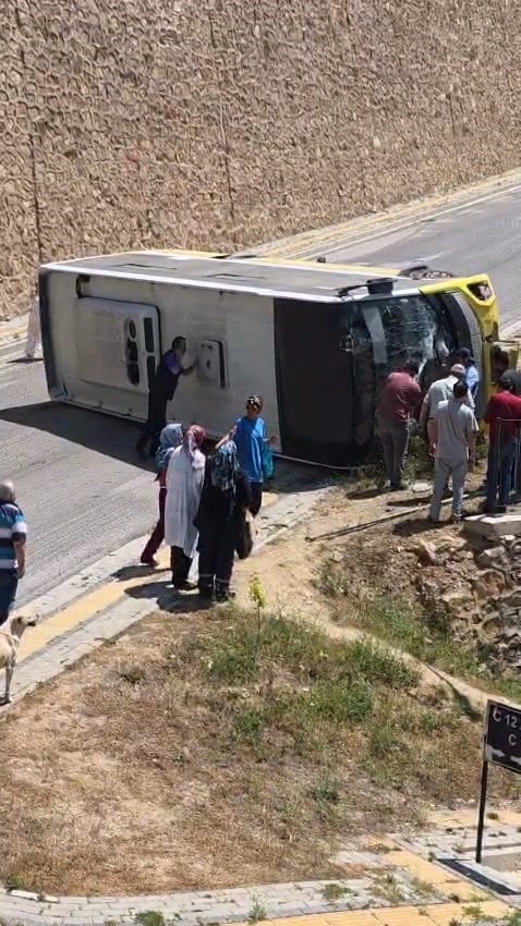 kontrolden cikan halk otobusu devrildi 1 yarali 0 q3RITIef