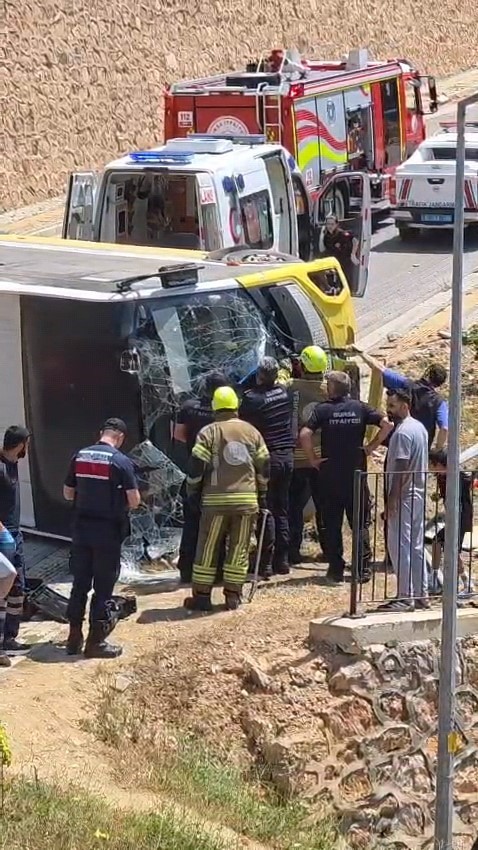 kontrolden cikan halk otobusu devrildi 1 yarali 1 DVEefz6t