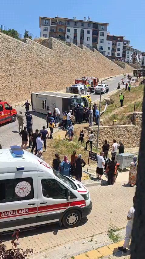 kontrolden cikan halk otobusu devrildi 1 yarali 2 tZMCB9Ak