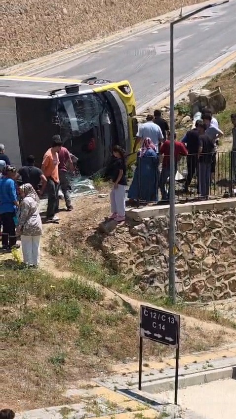 kontrolden cikan halk otobusu devrildi 1 yarali 4 CKaiFgze