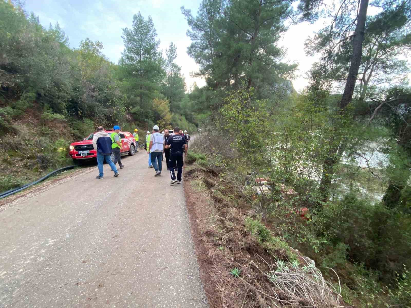 Kontrolden çıkan iş makinası şarampole devrildi: 1 yaralı 6 kontrolden cikan is makinasi sarampole devrildi 1 yarali 2 6zcwEJKO