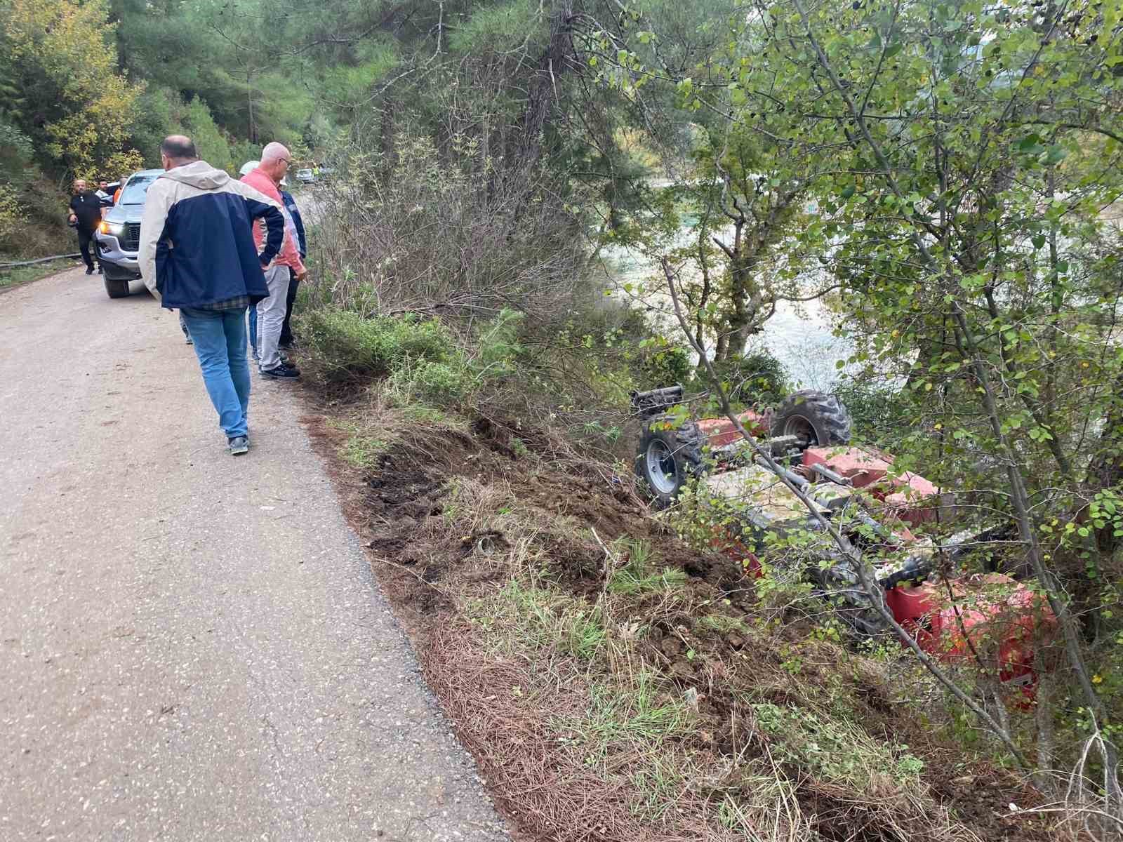 Kontrolden çıkan iş makinası şarampole devrildi: 1 yaralı 7 kontrolden cikan is makinasi sarampole devrildi 1 yarali 3