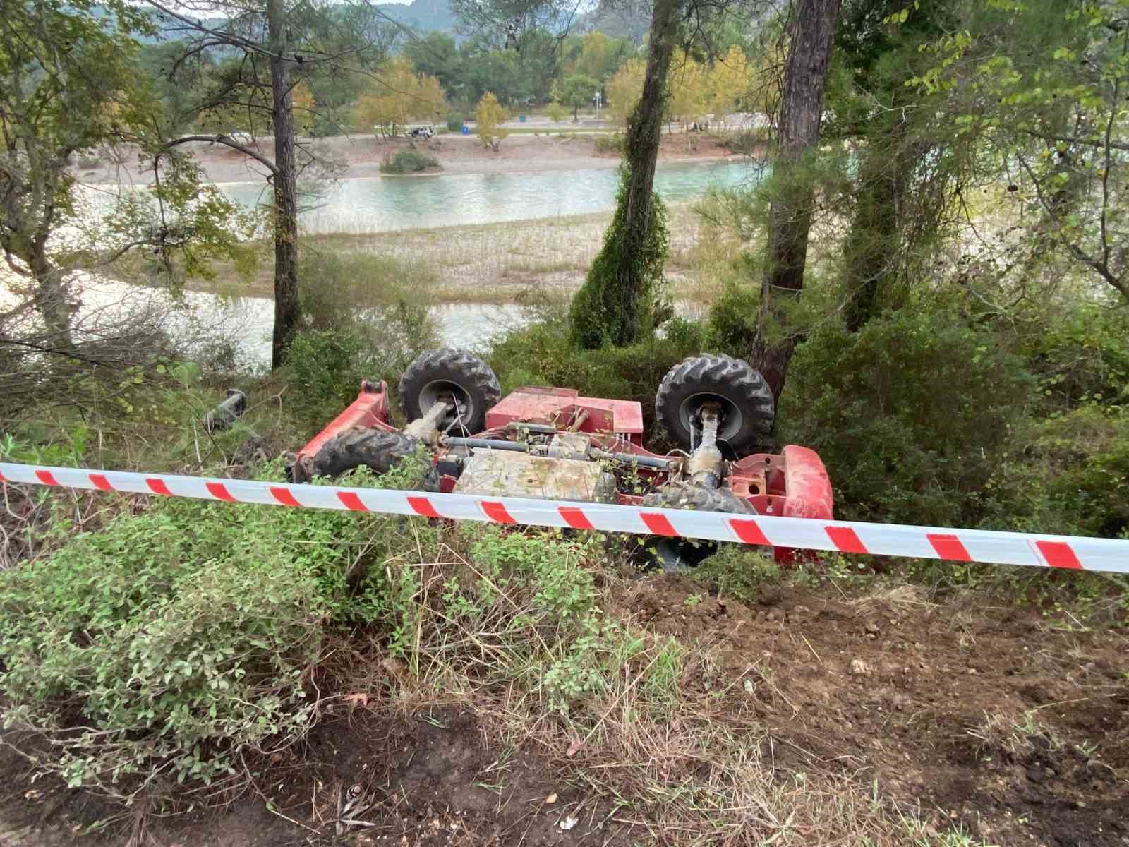 Kontrolden çıkan iş makinası şarampole devrildi: 1 yaralı 8 kontrolden cikan is makinasi sarampole devrildi 1 yarali 4 7rCrXRj9
