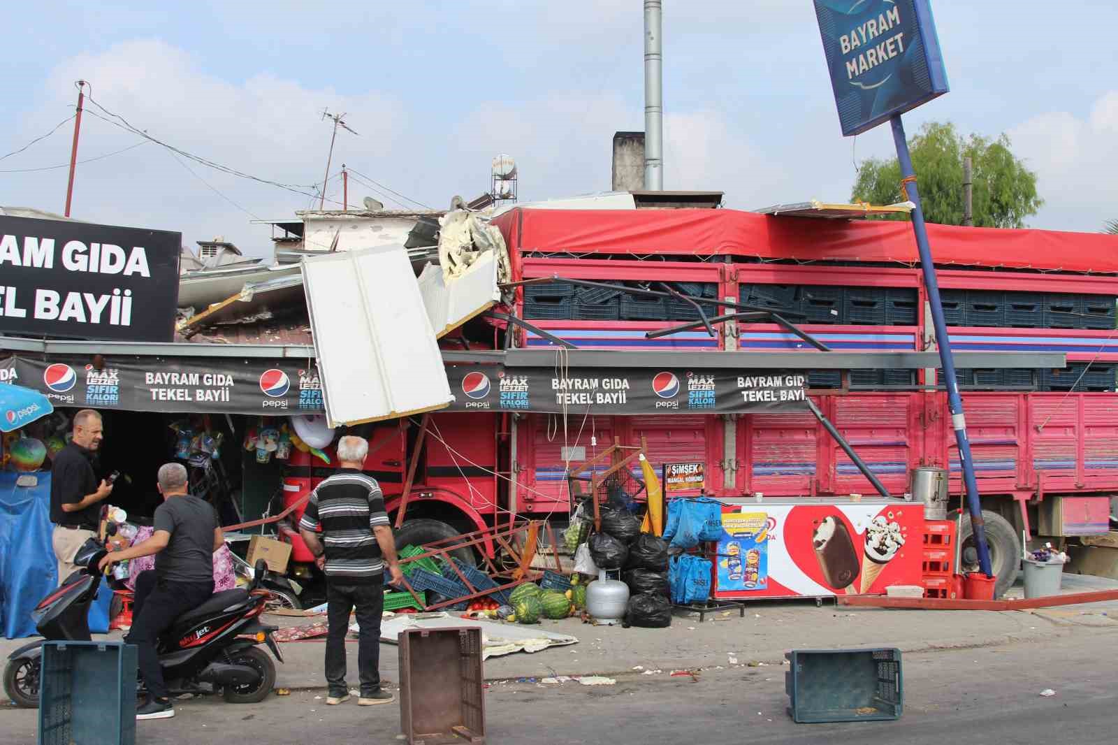 Kontrolden çıkan kamyon bakkala daldı: 1 yaralı 4 kontrolden cikan kamyon bakkala daldi 1 yarali 0 jqFVOq1w