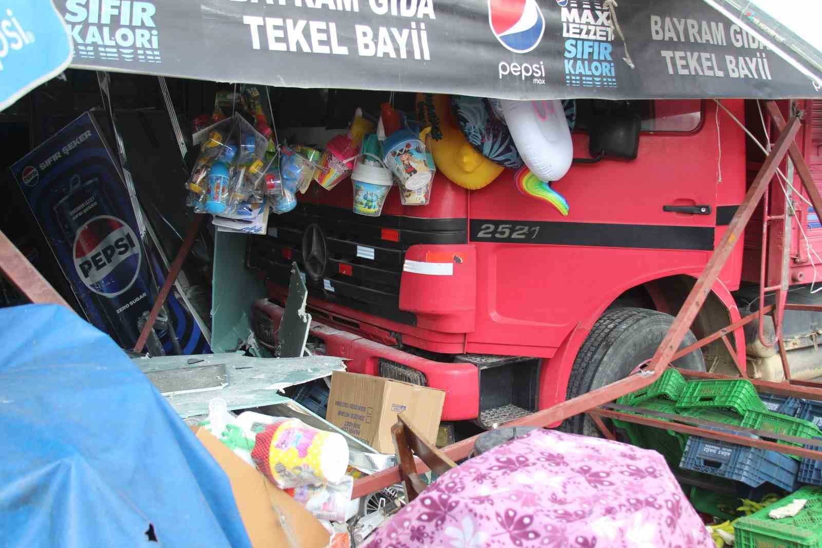 Kontrolden çıkan kamyon bakkala daldı: 1 yaralı 5 kontrolden cikan kamyon bakkala daldi 1 yarali 1 P4VMA5n4