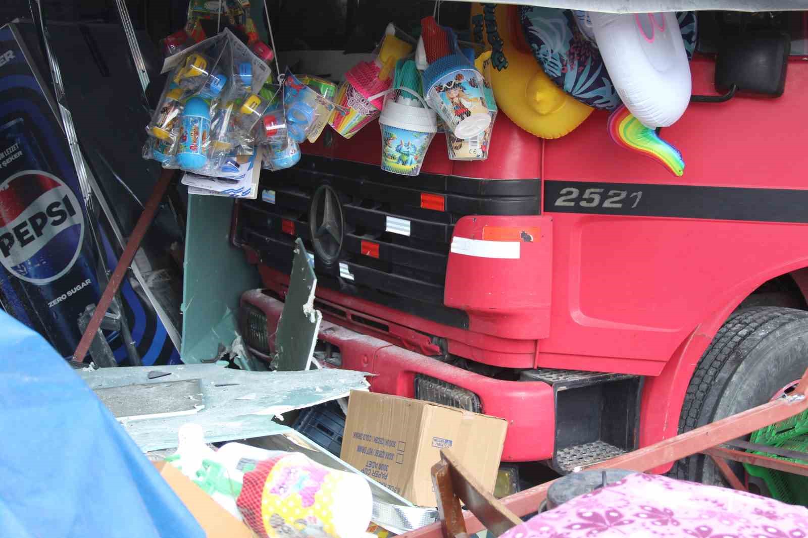 Kontrolden çıkan kamyon bakkala daldı: 1 yaralı 6 kontrolden cikan kamyon bakkala daldi 1 yarali 2 ih6FiOsK