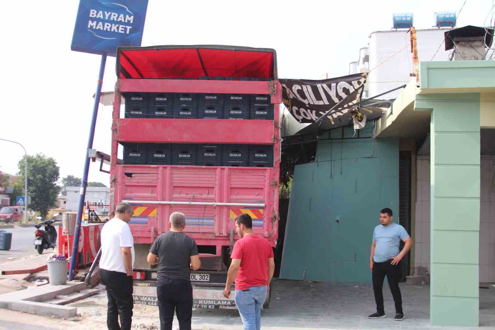 Kontrolden çıkan kamyon bakkala daldı: 1 yaralı 8 kontrolden cikan kamyon bakkala daldi 1 yarali 4 DzH4ACWI