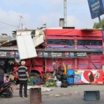 kontrolden-cikan-kamyon-bakkala-daldi-1-yarali-uGtD9QsC.jpg