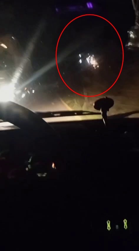 kontrolden cikan kamyon elektrik diregine carparak devrildi mahalle karanliga burundu 3 AQRbyMlK