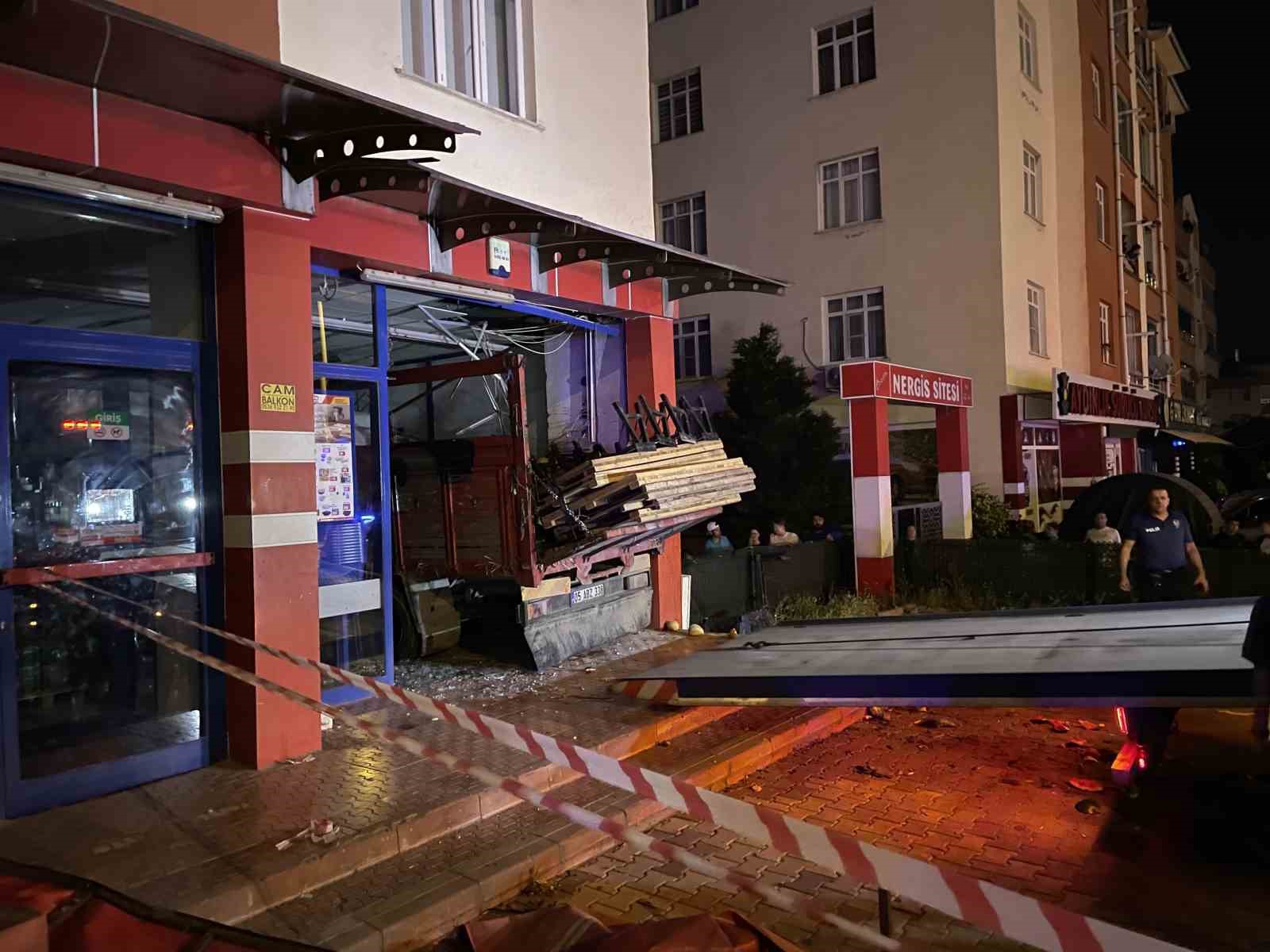 kontrolden cikan kamyon markete girdi 1 agir yarali 1 Rgtbe9Ju