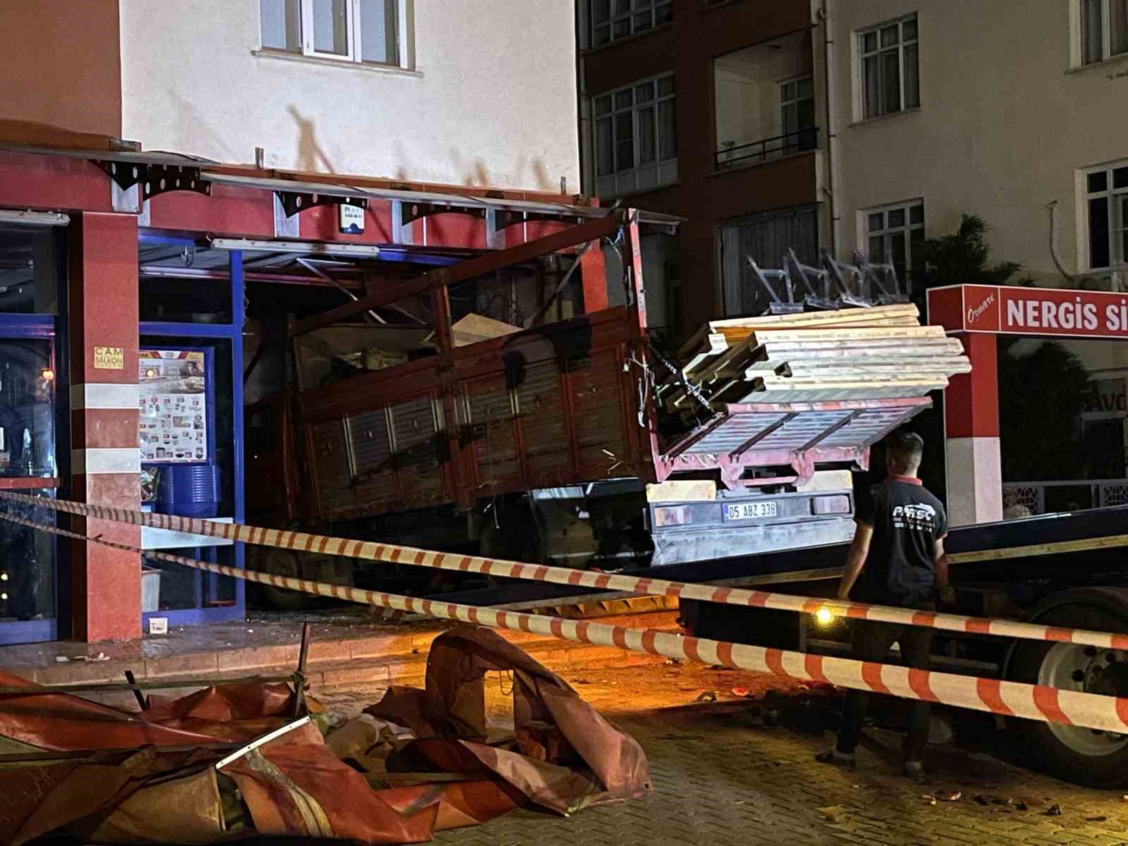 kontrolden cikan kamyon markete girdi 1 agir yarali 2 8vEdIEAy