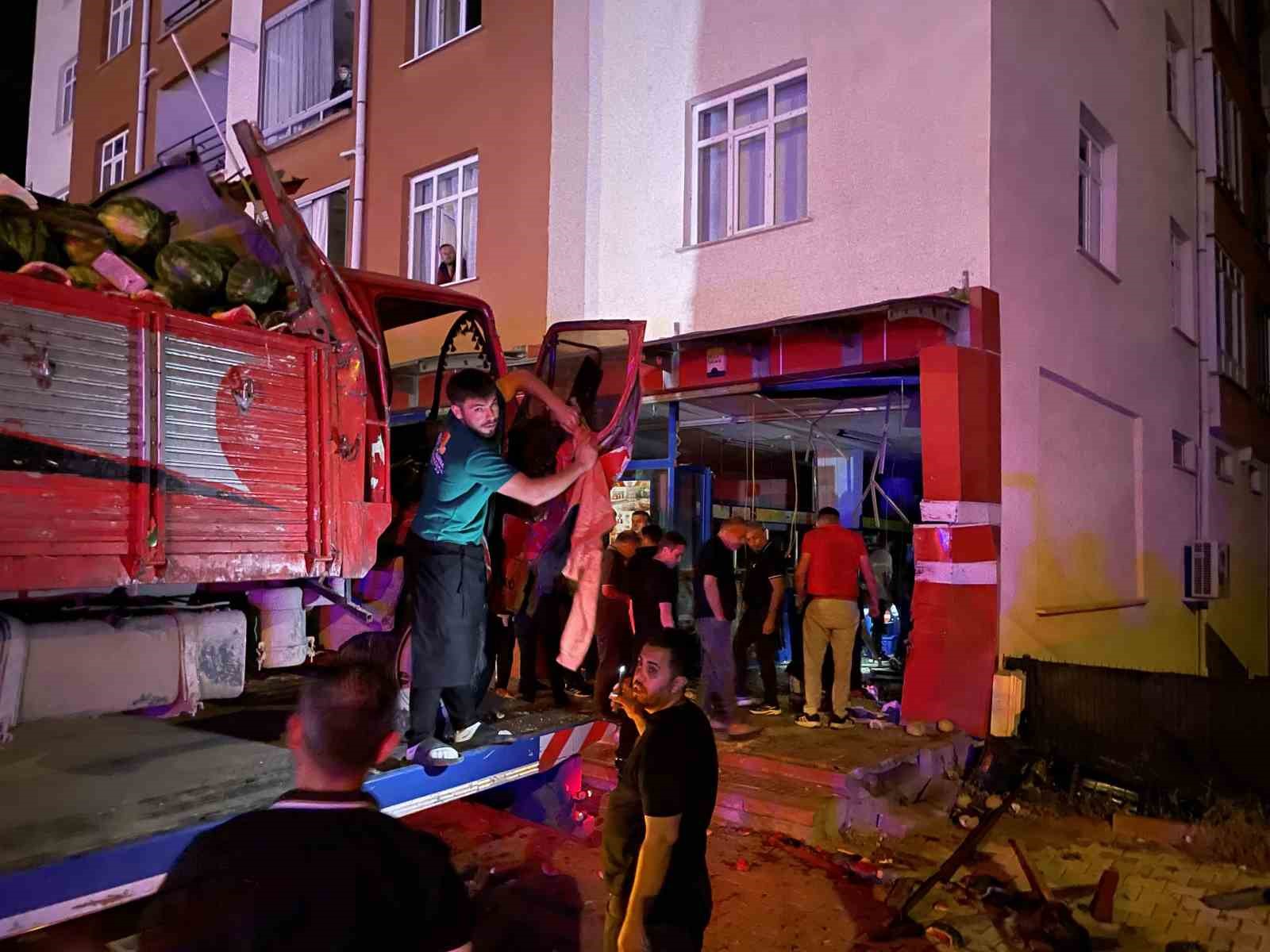 kontrolden cikan kamyon markete girdi 1 agir yarali 4 djsNZLwQ