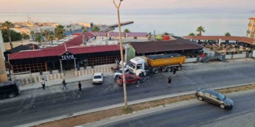 kontrolden-cikan-kamyon-park-halindeki-araclari-bicti-wbruvB2E.jpg