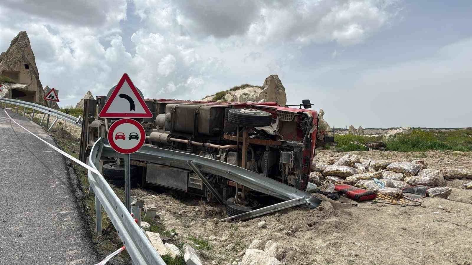 kontrolden cikan kamyon yol kenarina devrildi 2 yarali 1 hNuViuzl