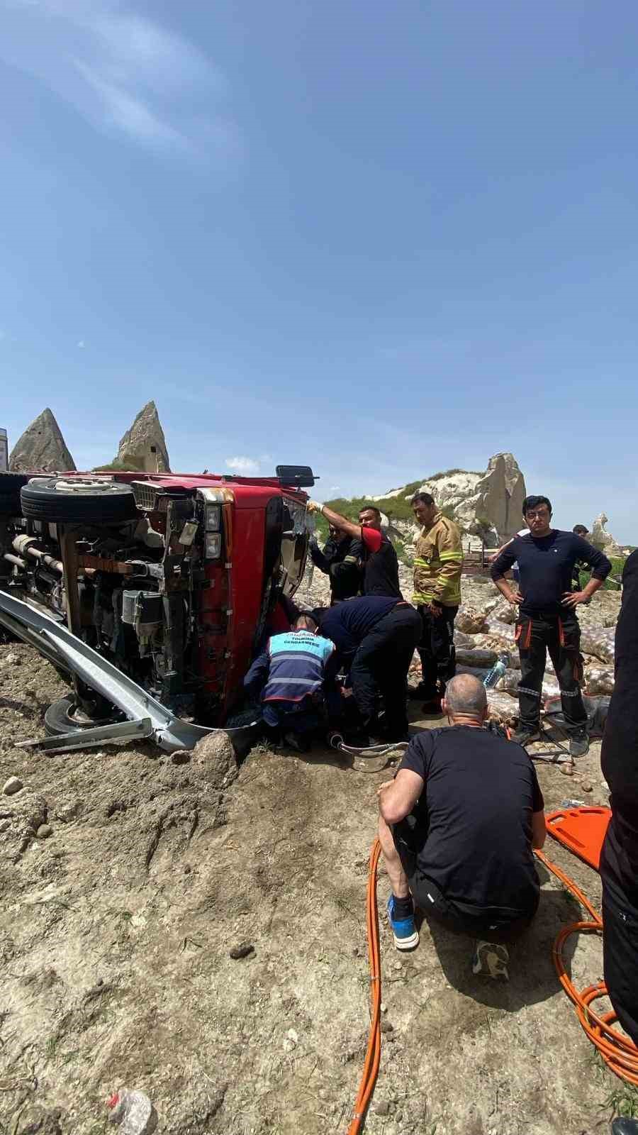 kontrolden cikan kamyon yol kenarina devrildi 2 yarali 3 ANeZzIgm