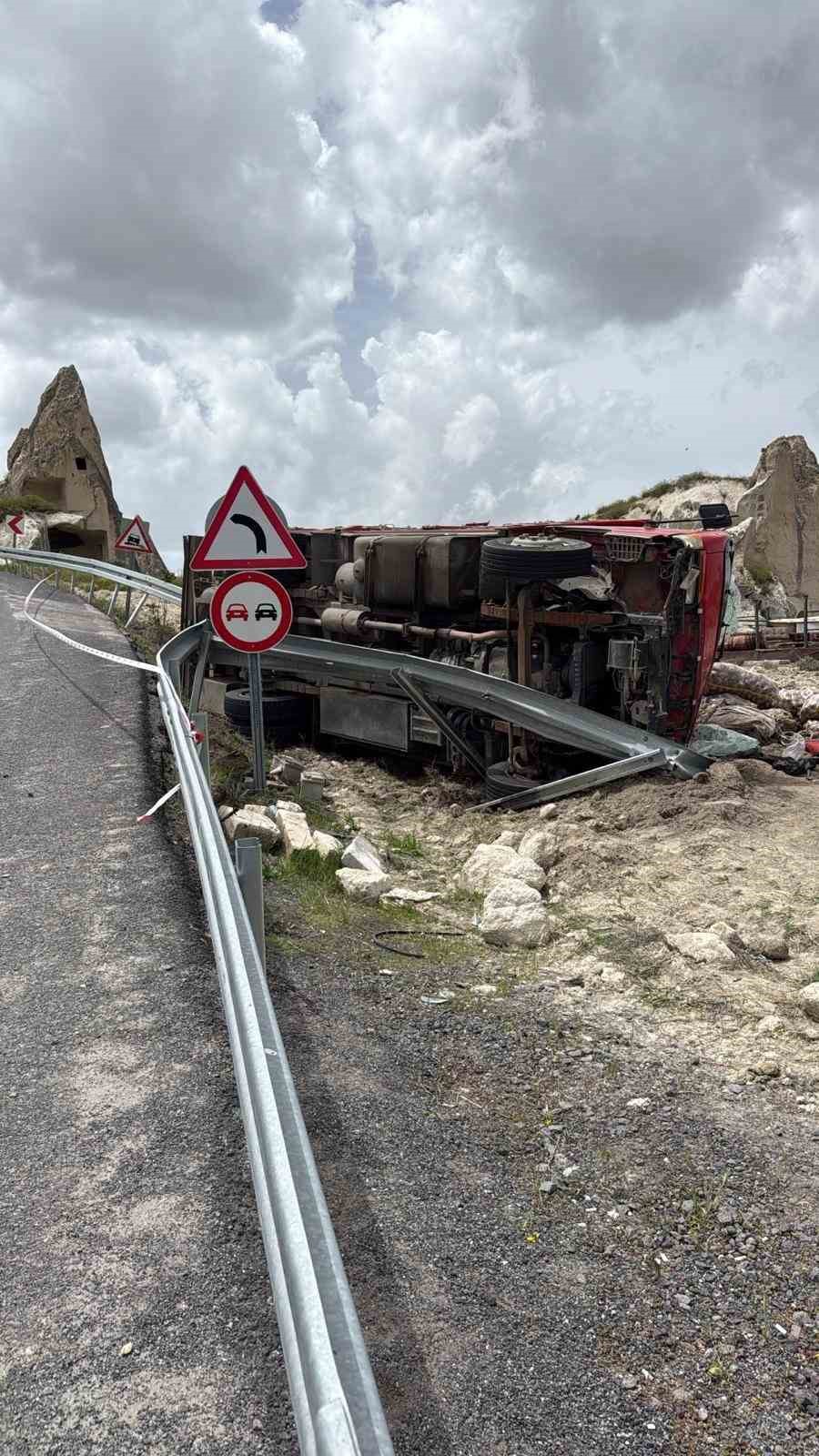 kontrolden cikan kamyon yol kenarina devrildi 2 yarali 5 6hNIQkIX