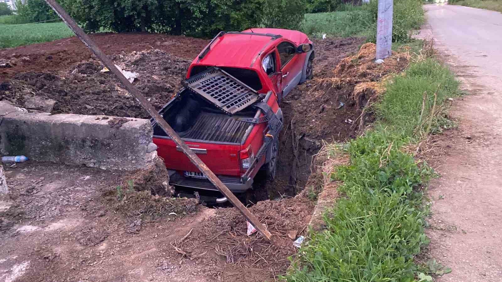 kontrolden cikan kamyonet cukura dustu 1 yarali 3 TZsMVZQn