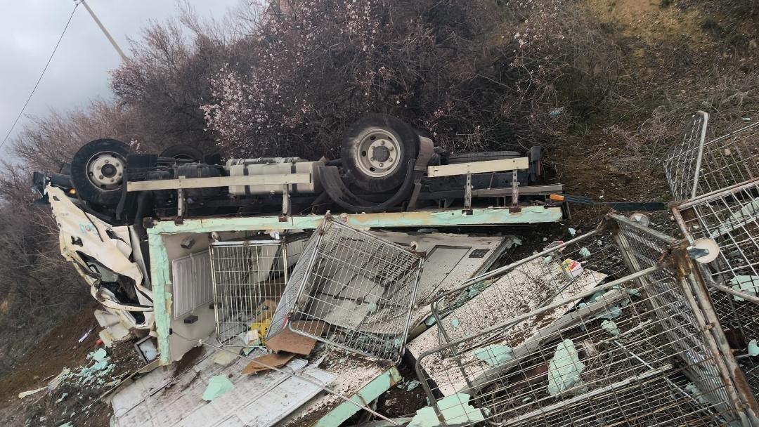 kontrolden cikan kamyonet devrildi 1 yarali 1 bvjmrT4w